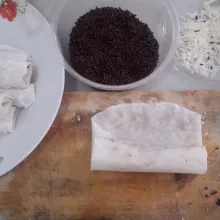 Gulung seperti di foto, berikan lem di setiap ujungnya menggunakan larutan tepung terigu. Lakukan sampai habis.