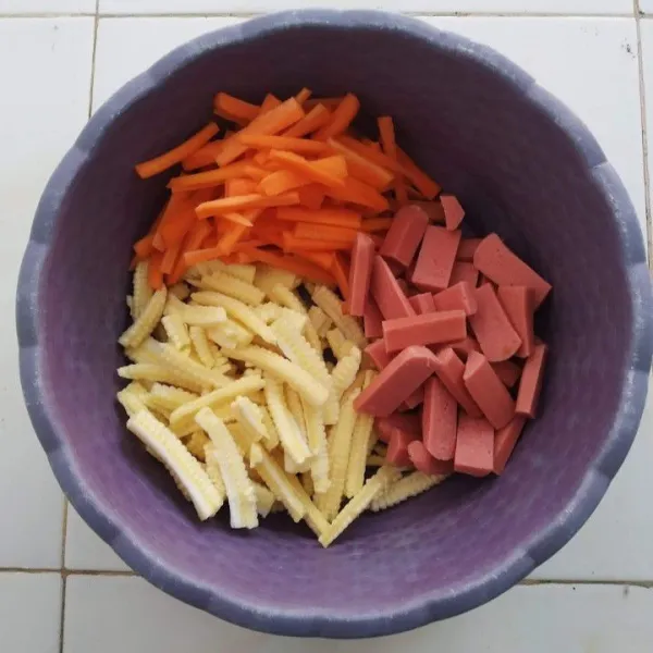 Potong memanjang wortel, baby corn dan potong sosis.