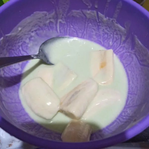 Masukkan pisang.