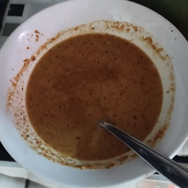 Dalam mangkok siram sambel pecel dengan air panas aduk sampai tidak ada yg bergerindil.siap di siram ke mie lidi.