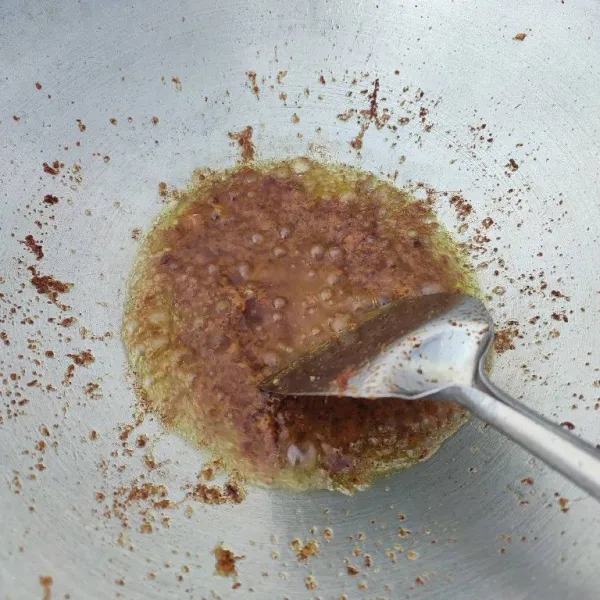 Goreng juga bumbu halus hingga kering.