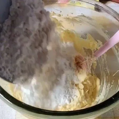 Kemudian aduk menggunakan spatula. Tambahkan terigu, maizena, susu bubuk, vanilli bubuk dan garam.