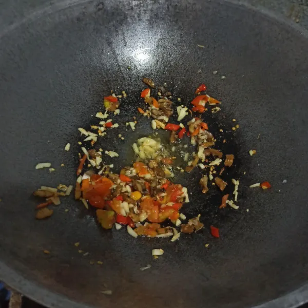 Masukkan ikan asin, tumis sebentar.