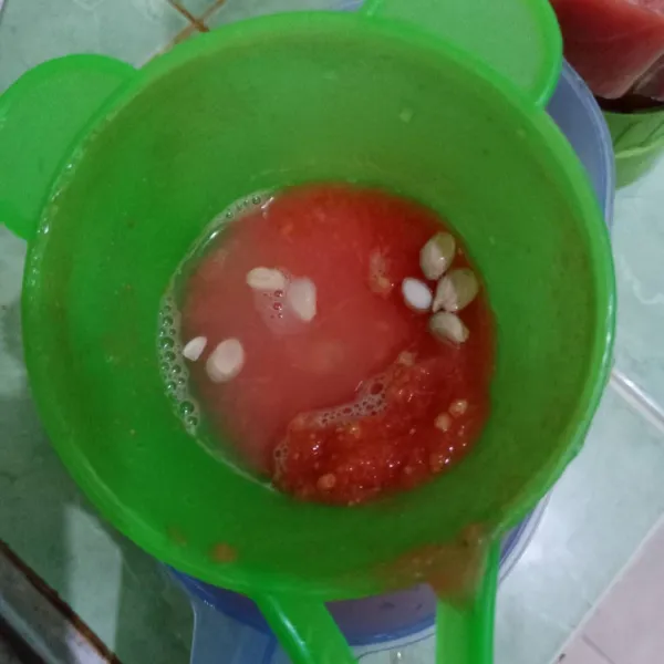 Beri air jeruk nipis.
