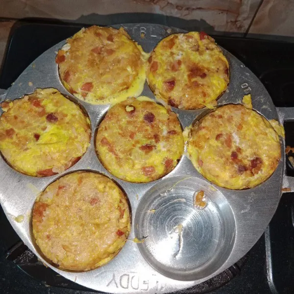 Balik lalu beri lagi telur, balik sampai matang.
