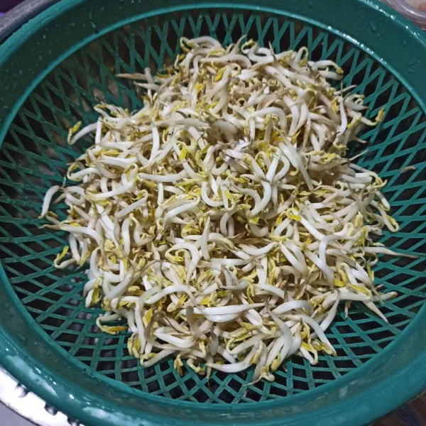 Cuci bersih tauge.