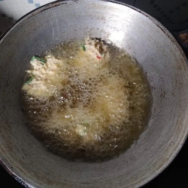 Goreng pergedel jagung tempe hingga kecoklatan atau matang, angkat dan tirikan minyak.