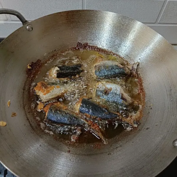 Goreng ikan kembung hingga matang bolak balik.