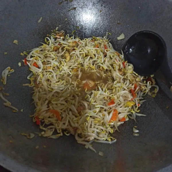 Beri air sedikit demi sedikit. Beri saos tiram, kaldu jamur, gula, lada bubuk. Aduk rata. Tes rasanya. Tambahkan garam jika kurang asin. Tumis sebentar saja, matikan kompor.