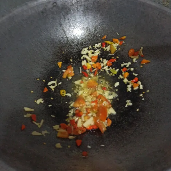 Tumis bawang merah, bawang putih dan cabe rawit.