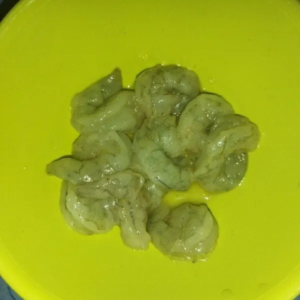 Siapkan udang, lalu bumbu dengan garam, kaldu jamur dan lada bubuk, aduk rata diamkan sekitar 10 menit.