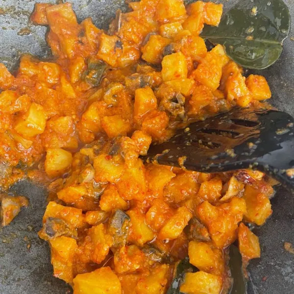 Masak hingga santan berkurang dan balado kentang siap disajikan.