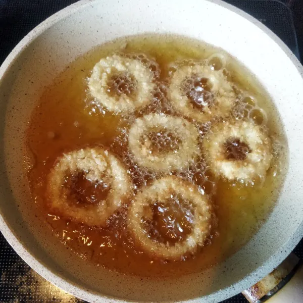 Goreng dalam minyak panas dengan api sedang hingga kecokelatan, tiriskan.