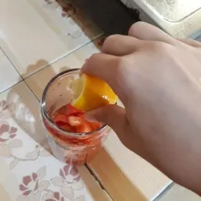 Masukkan ke dalam gelas dan tambahkan perasan jeruk lemon.