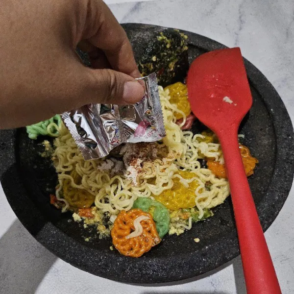Tambahkan bumbu mie.