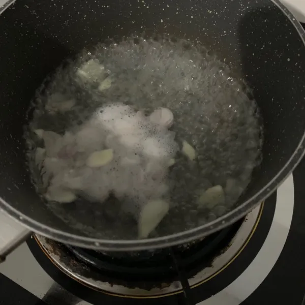 Didihkan air masukkan potongan bawang merah dan bawang putih.