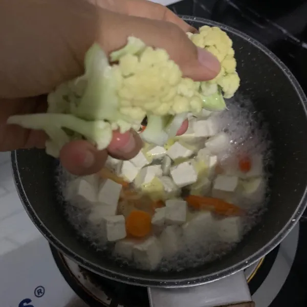 Potong kembang kol dan campurkan.