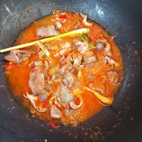 Masukkan hati ampela dan tambahkan air.