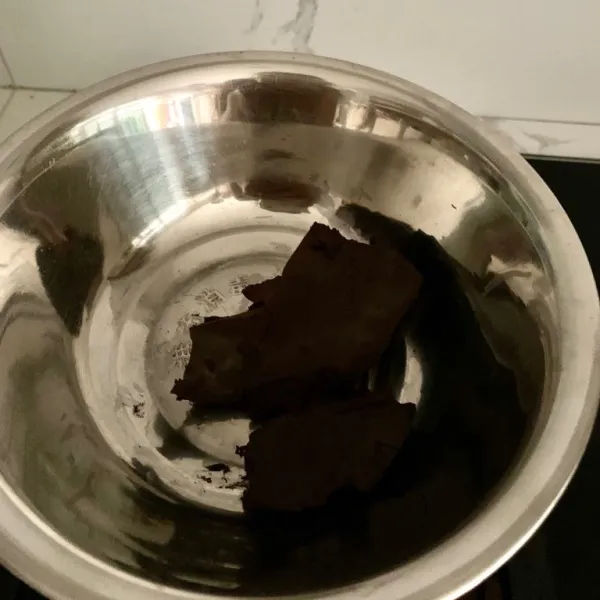 Lelehkan dark cooking chocolate.