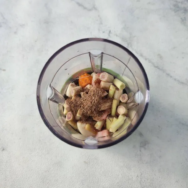 Blender dengan sedikit air bumbu yang dihaluskan.