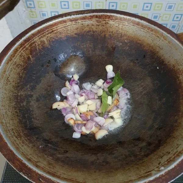 Tumis bawang merah, bawang putih, lengkuas & daun salam hingga harum.