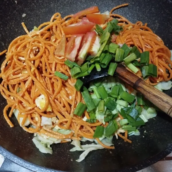 Terakhir masukkan daun bawang dan tomat. Aduk rata lalu angkat.