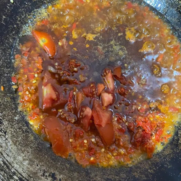Goreng cabai sampai matang lalu kasih garam dan penyedap rasa. Test rasa agar sesuai keinginan kita.