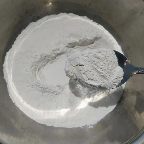 Masukkan tepung terigu, tepung tapioka, tepung beras, vanili bubuk, susu bubuk, soda kue dan garam ke dalam wadah lalu aduk rata.