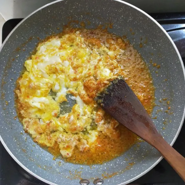 Masukkan telur, masak orak-arik.