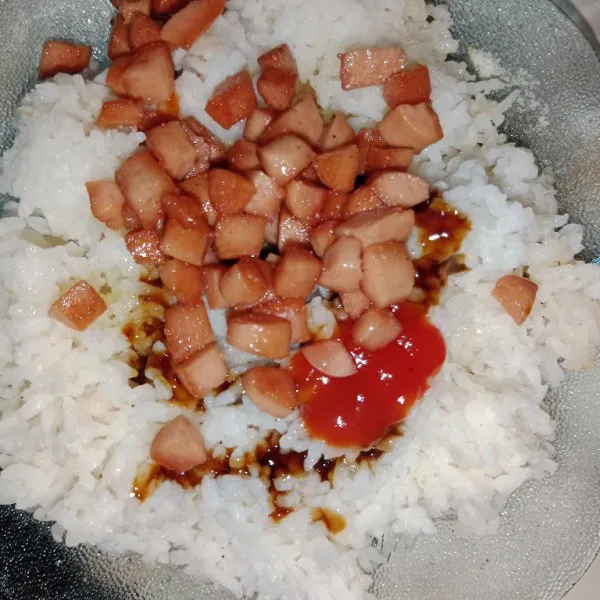 Dalam wadah campurkan nasi, sosis, saus tiram, saus tomat, kaldu bubuk, kecap asin, kecap manis, minyak wijen dan telur.