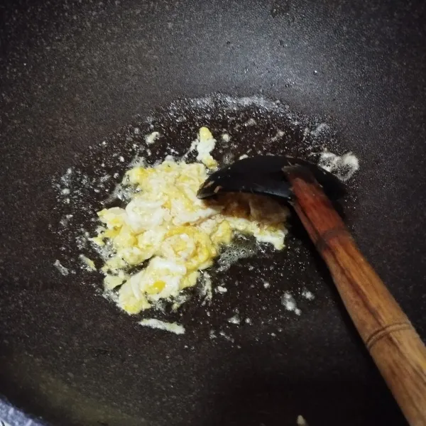 Panaskan minyak goreng.masukkan telur lalu buat orak arik telur sisihkan di pinggir wajan.