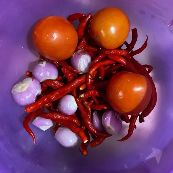 Bersihkan cabe merah, bawang merah serta tomat lalu cuci dengan air.
