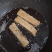 Goreng dalam minyak panas. Balik saat bagian bawah sudah kecoklatan.