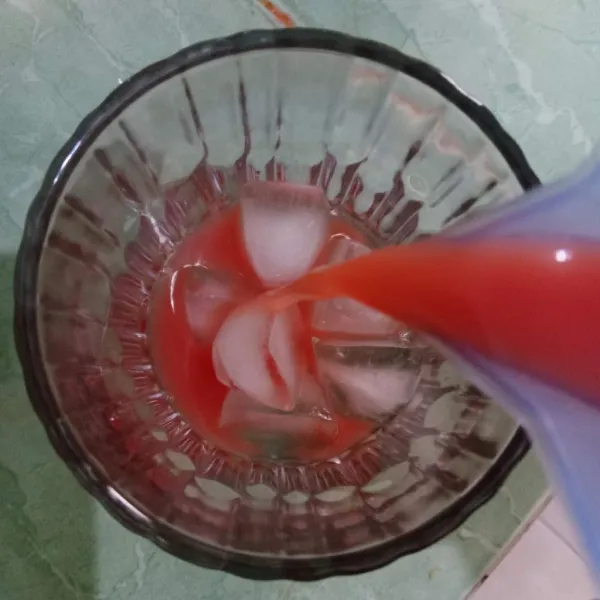 Siapkan gelas berisi es batu, tuang jus lalu sajikan.