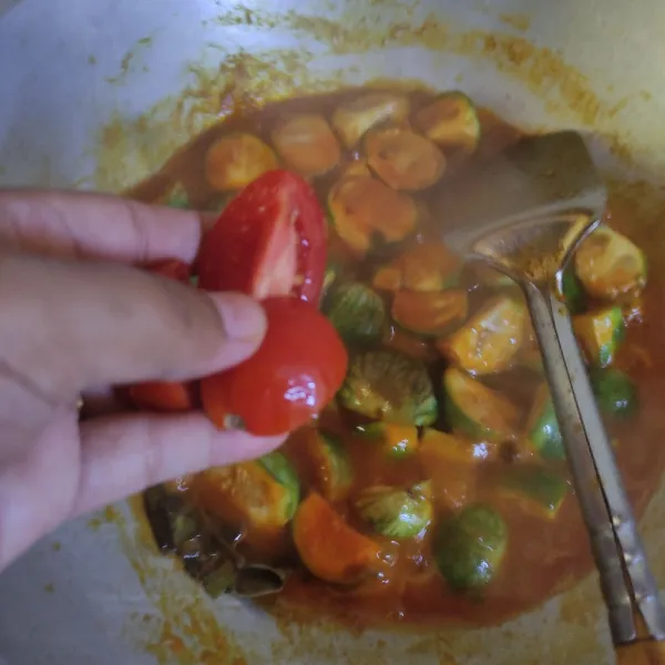 Masukkan tomat sebelum terong disajikan.
