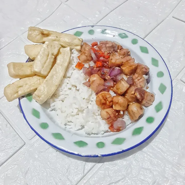 Sajikan bersama nasi dan kerupuk.