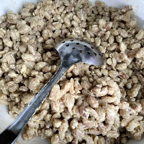 Campur kacang dengan bumbu dan margarine hingga rata.