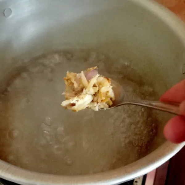 Didihkan air lalu masukkan bumbu bawang tumbuk.