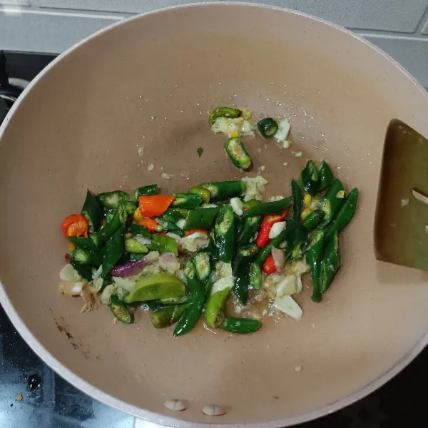 Masukkan cabai hijau dan tomat. Aduk merata.