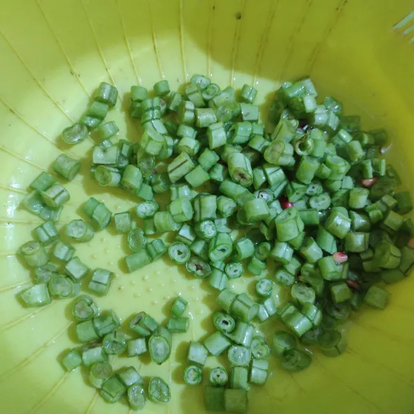 Cuci bersih kacang panjang kemudian iris kecil-kecil.