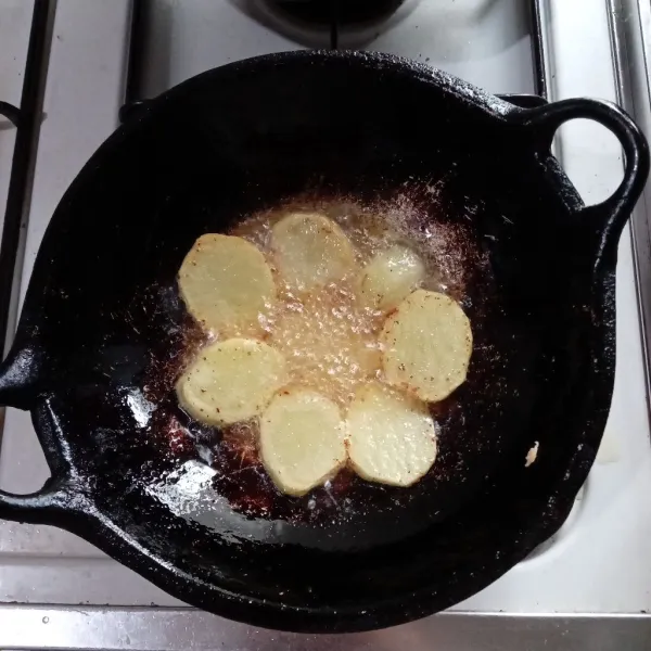 Goreng kentang hingga berwarna golden brown/ coklat keemasan.