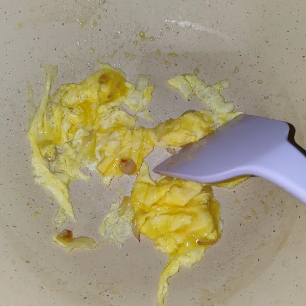 Tumis bawang merah, kemudian masukan telur. Lalu orak arik telur, sampai matang.