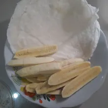 Siapkan kulit lumpia. Kupas pisang lalu belah menjadi 2 atau 3  bagian, tergantung besar kecilnya pisang.