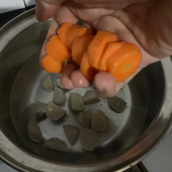 Masukkan potongan wortel.