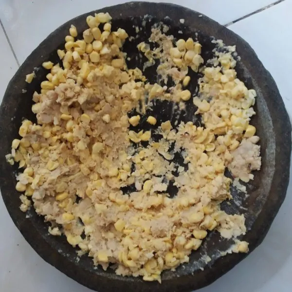 Haluskan jagung beserta tempe, lalu sisihkan.