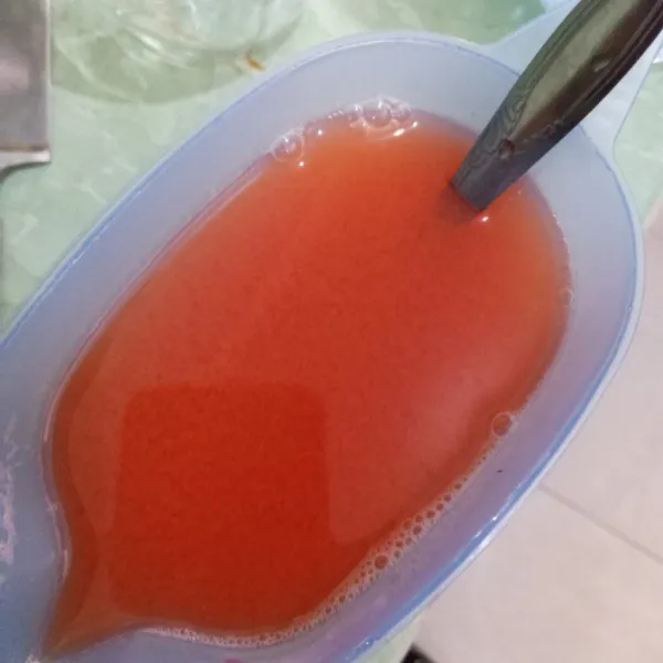 Tambahkan madu dan aduk rata.