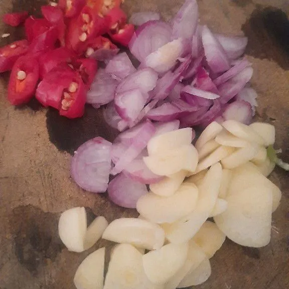 Iris bawang merah, bawang putih ,cabai.