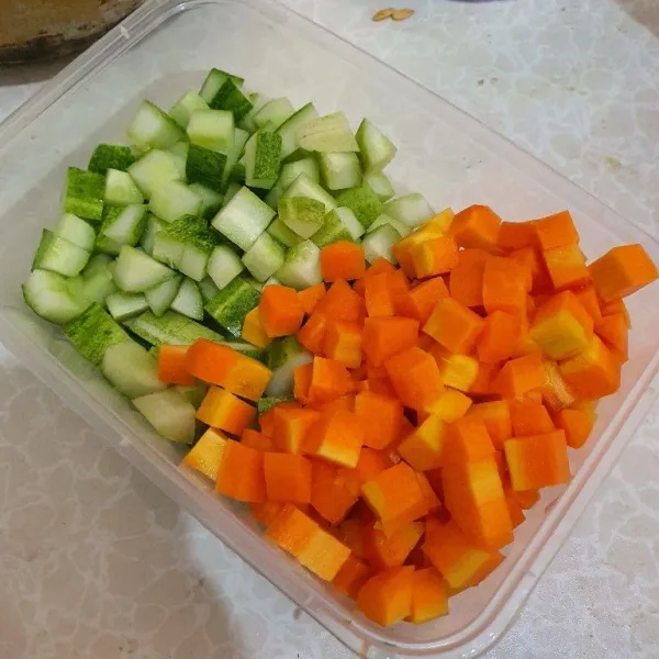Potong dadu mentimun & wortel, campur & sisihkan.