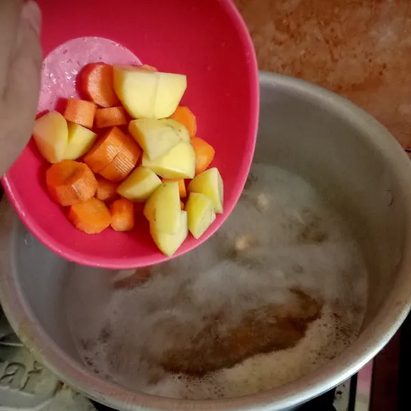 Tambahkan wortel dan kentang.