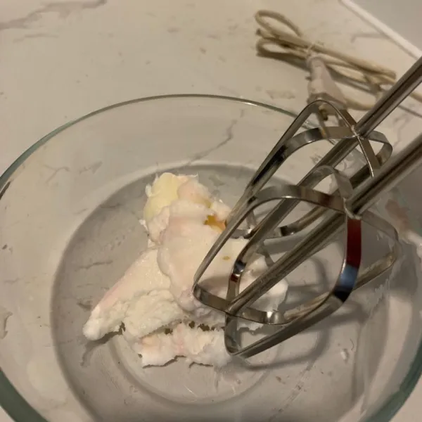 Mixer whipped cream dengan air es.